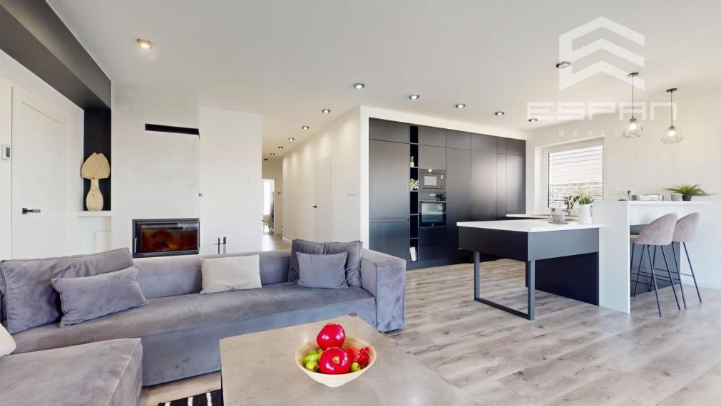 Nadštandardne vyhotovený rodinný bungalov s dvojgarážou v obci Kostolište