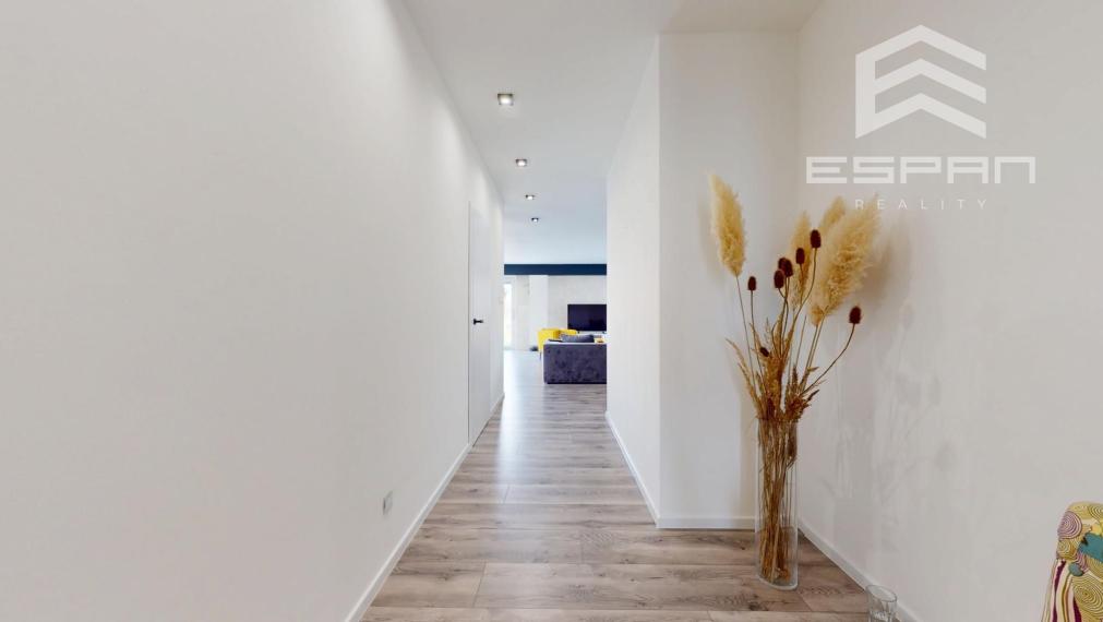 Nadštandardne vyhotovený rodinný bungalov s dvojgarážou v obci Kostolište