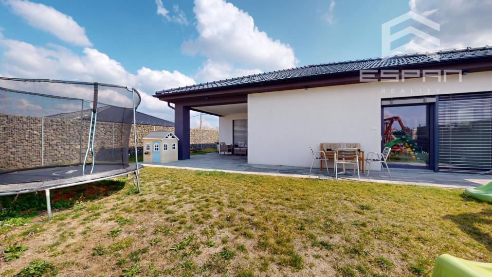 Nadštandardne vyhotovený rodinný bungalov s dvojgarážou v obci Kostolište