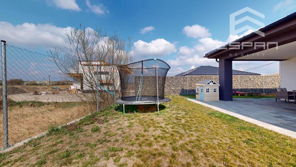 Nadštandardne vyhotovený rodinný bungalov s dvojgarážou v obci Kostolište