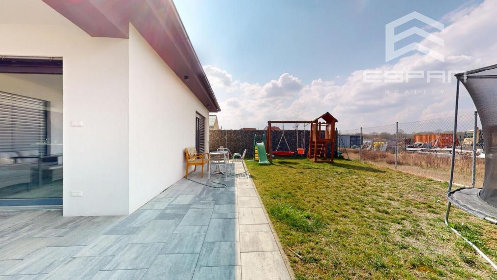 Nadštandardne vyhotovený rodinný bungalov s dvojgarážou v obci Kostolište