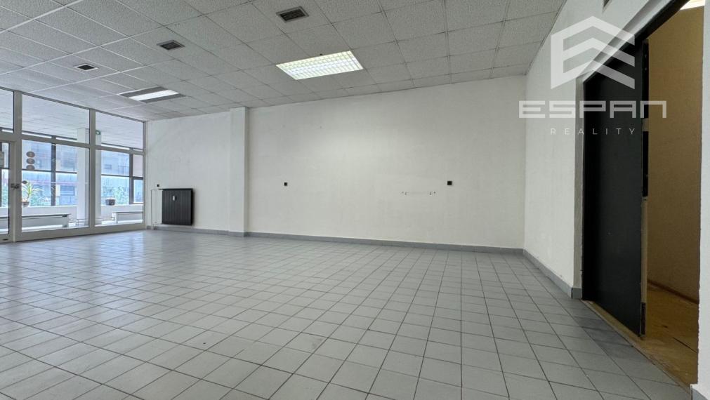 NA PRENÁJOM: Obchodný/kancelársky priestor o výmere 75 m2 na ul. Záhorácka v Malackách