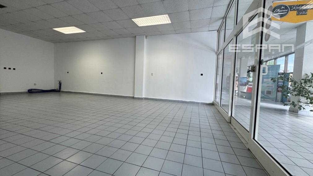 NA PRENÁJOM: Obchodný/kancelársky priestor o výmere 75 m2 na ul. Záhorácka v Malackách