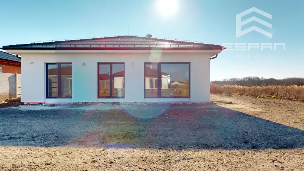 Tehlový 4 izbový rodinný bungalov s pozemkom 504 m2 v obci Malé Leváre!