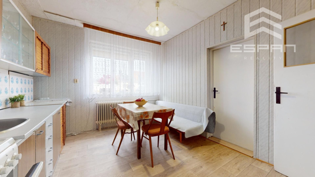 Zachovalý rodinný dom v centre obce Jakubov s pekným pozemkom