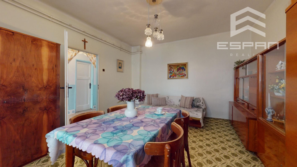 Zachovalý rodinný dom v centre obce Jakubov s pekným pozemkom