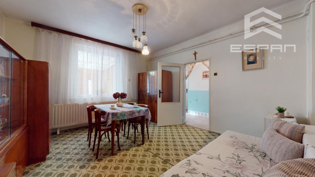 Zachovalý rodinný dom v centre obce Jakubov s pekným pozemkom