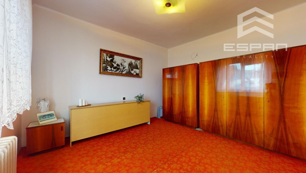 Zachovalý rodinný dom v centre obce Jakubov s pekným pozemkom