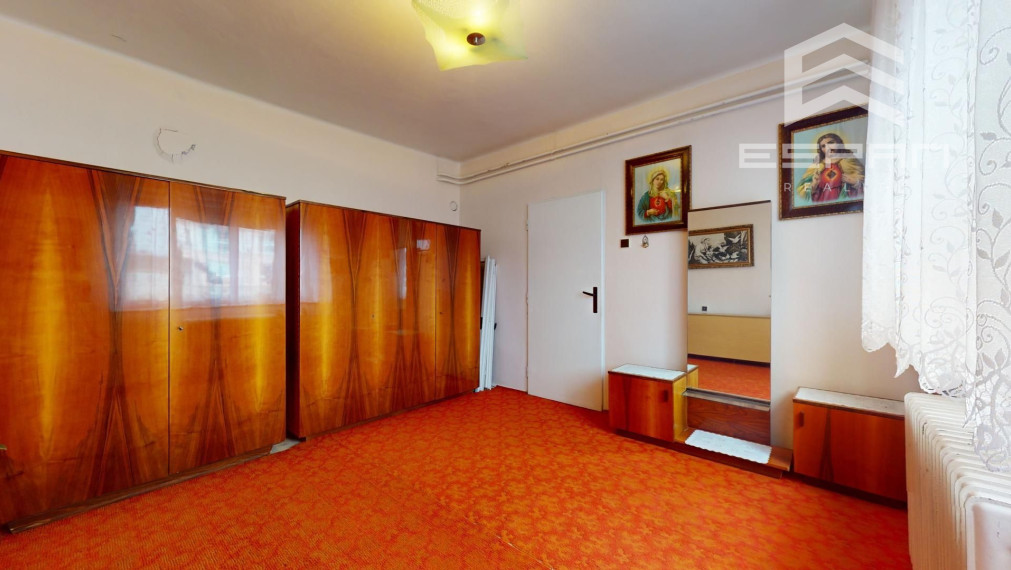 Zachovalý rodinný dom v centre obce Jakubov s pekným pozemkom