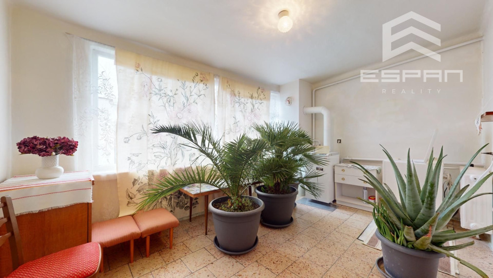 Zachovalý rodinný dom v centre obce Jakubov s pekným pozemkom