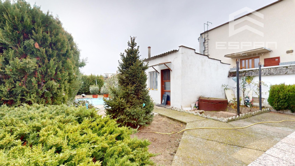 Zachovalý rodinný dom v centre obce Jakubov s pekným pozemkom