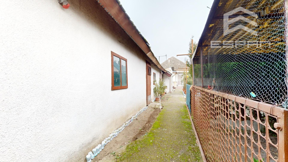 Zachovalý rodinný dom v centre obce Jakubov s pekným pozemkom