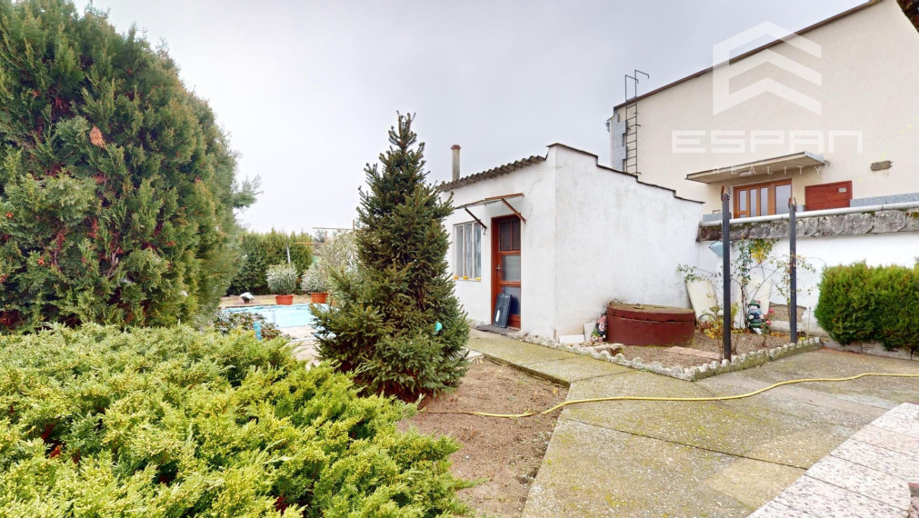 Zachovalý rodinný dom v centre obce Jakubov s pekným pozemkom