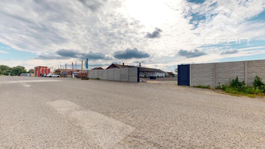 Pozemok na preskladnenie, výrobu, al. ako odstavná plocha na parkovanie / Malacky!!