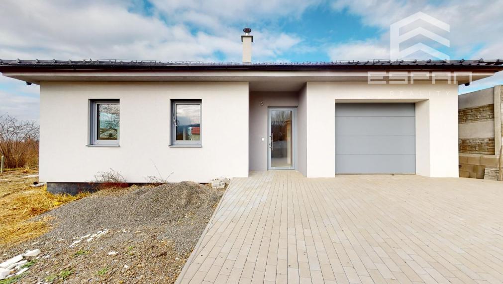 SKOLAUDOVANÝ 4 izb. rodinný bungalov s praktickou dispozíciou v obci Jablonové len 25 min od BA!!