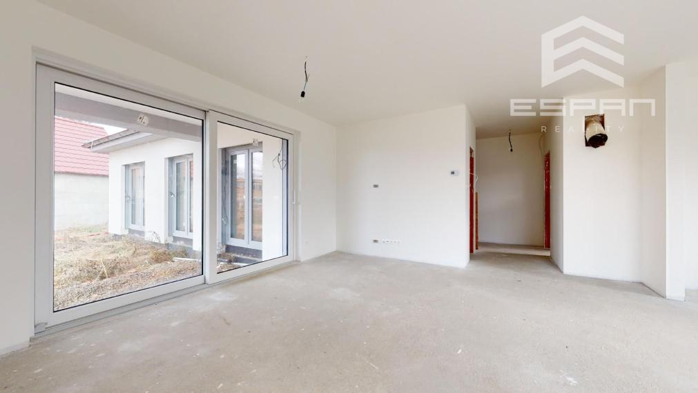 SKOLAUDOVANÝ 4 izb. rodinný bungalov s praktickou dispozíciou v obci Jablonové len 25 min od BA!!