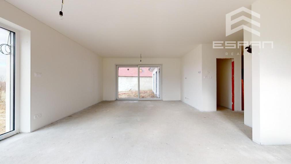 SKOLAUDOVANÝ 4 izb. rodinný bungalov s praktickou dispozíciou v obci Jablonové len 25 min od BA!!