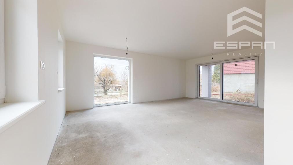 SKOLAUDOVANÝ 4 izb. rodinný bungalov s praktickou dispozíciou v obci Jablonové len 25 min od BA!!