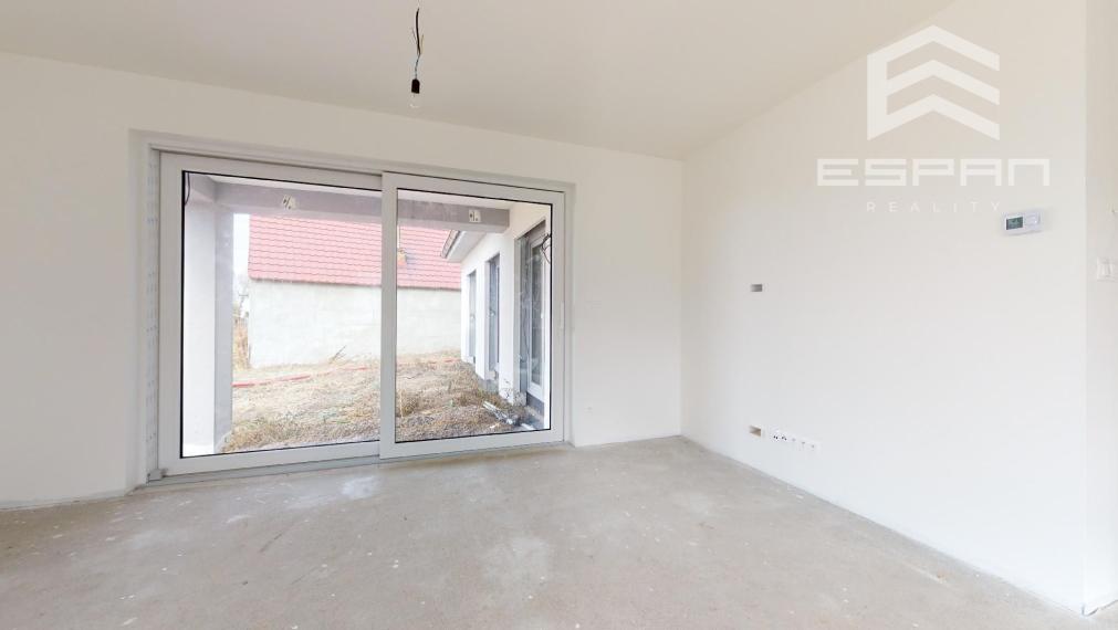 SKOLAUDOVANÝ 4 izb. rodinný bungalov s praktickou dispozíciou v obci Jablonové len 25 min od BA!!