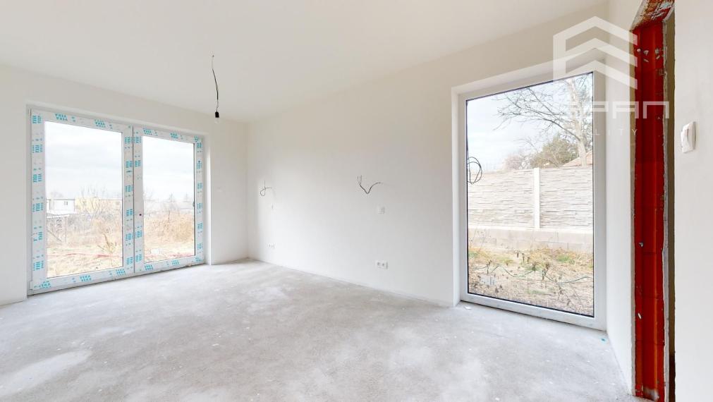 SKOLAUDOVANÝ 4 izb. rodinný bungalov s praktickou dispozíciou v obci Jablonové len 25 min od BA!!