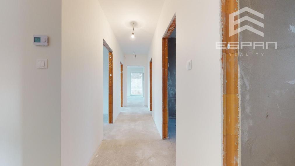 SKOLAUDOVANÝ 4 izb. rodinný bungalov s praktickou dispozíciou v obci Jablonové len 25 min od BA!!