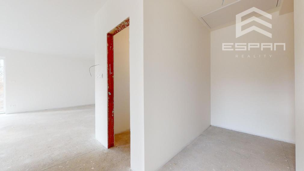 SKOLAUDOVANÝ 4 izb. rodinný bungalov s praktickou dispozíciou v obci Jablonové len 25 min od BA!!