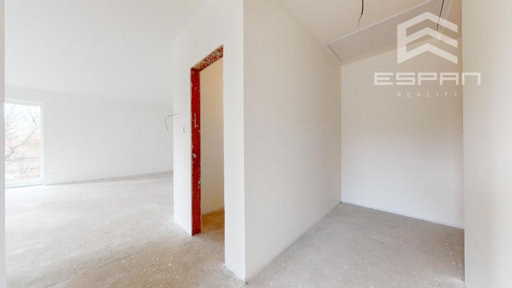 SKOLAUDOVANÝ 4 izb. rodinný bungalov s praktickou dispozíciou v obci Jablonové len 25 min od BA!!