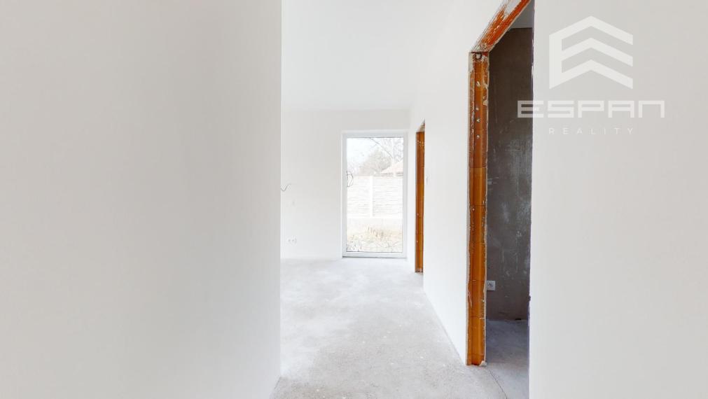 SKOLAUDOVANÝ 4 izb. rodinný bungalov s praktickou dispozíciou v obci Jablonové len 25 min od BA!!