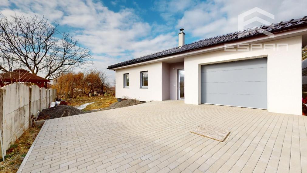 SKOLAUDOVANÝ 4 izb. rodinný bungalov s praktickou dispozíciou v obci Jablonové len 25 min od BA!!