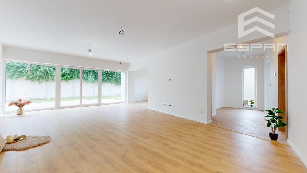 NOVOSTAVBA: Skolaudovaný 4 izb. rodinný dom  s garážou a tepelným čerpadlom!!