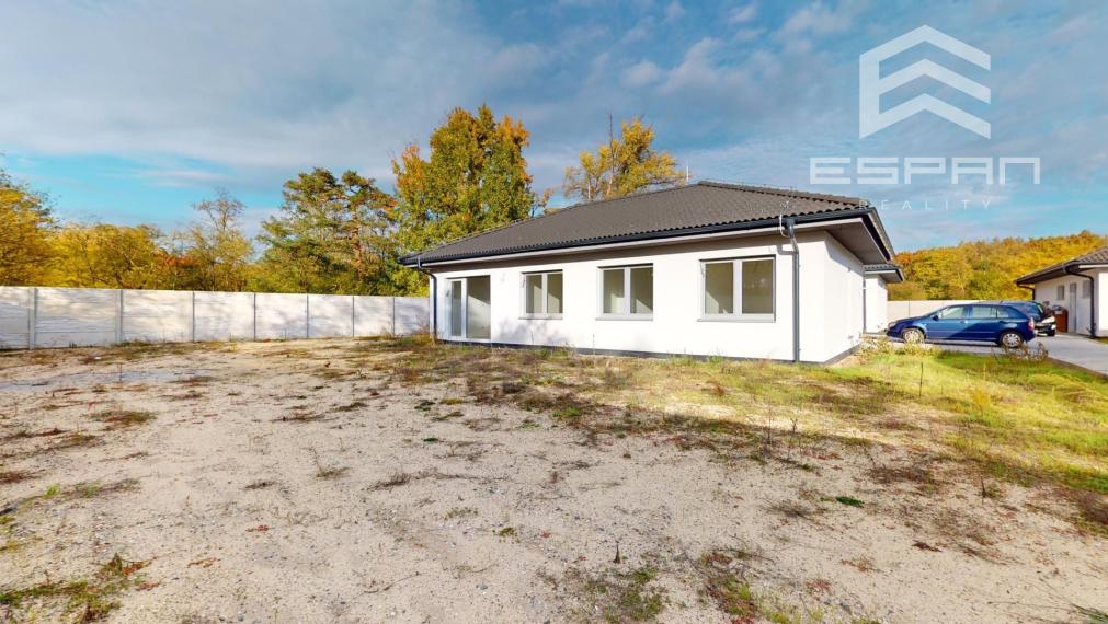 NOVOSTAVBA: 4 izb. rodinný bungalov vyhotovený v ŠTANDARDE v obci Sekule!!