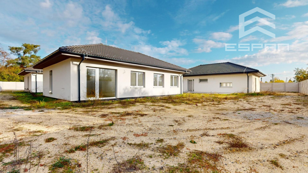 NOVOSTAVBA: 4 izb. rodinný bungalov vyhotovený v ŠTANDARDE v obci Sekule!!