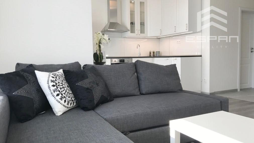 ***PRENÁJOM: Zariadený 1,5 izb. byt s loggiou a vlastným parkovacím státím v Malackách!!