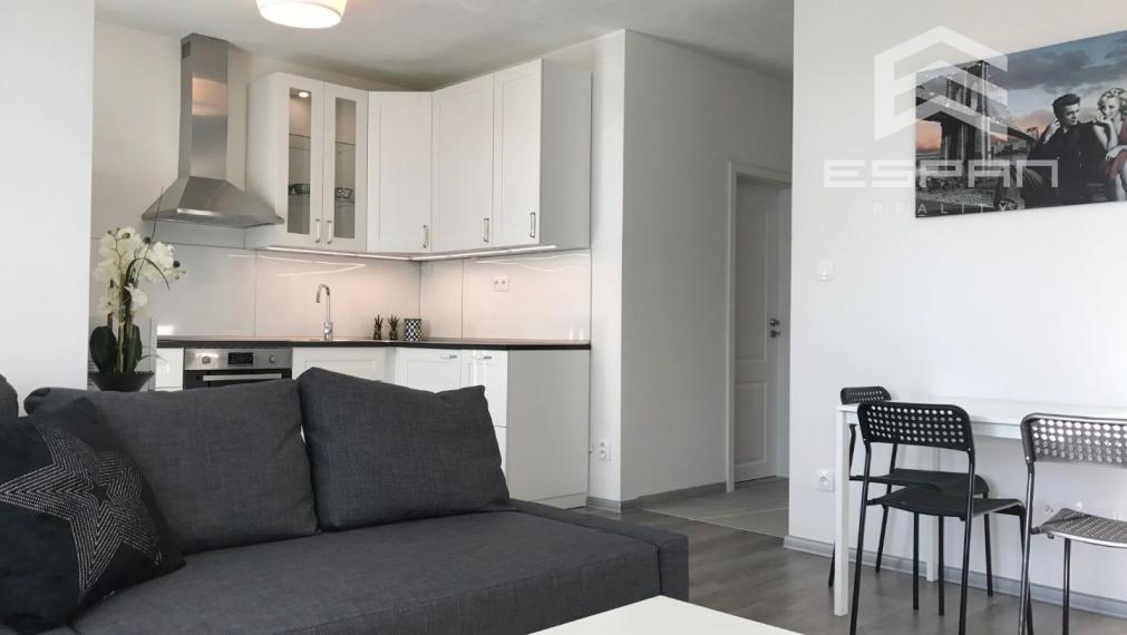 ***PRENÁJOM: Zariadený 1,5 izb. byt s loggiou a vlastným parkovacím státím v Malackách!!