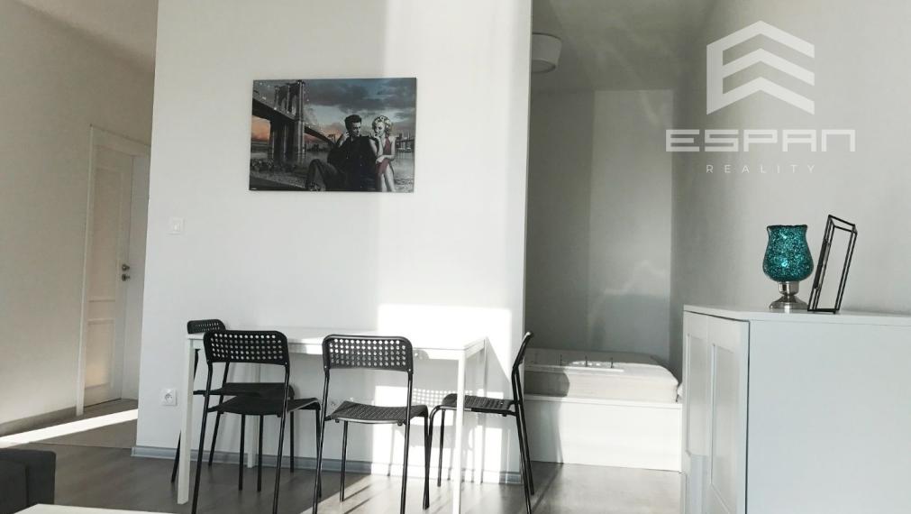 ***PRENÁJOM: Zariadený 1,5 izb. byt s loggiou a vlastným parkovacím státím v Malackách!!