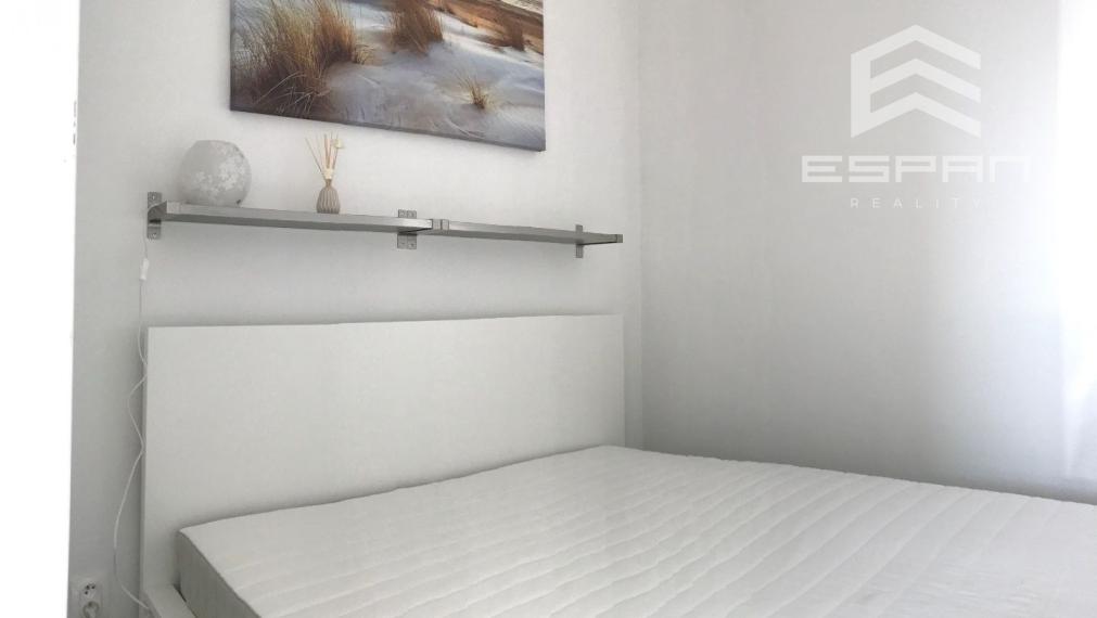 ***PRENÁJOM: Zariadený 1,5 izb. byt s loggiou a vlastným parkovacím státím v Malackách!!