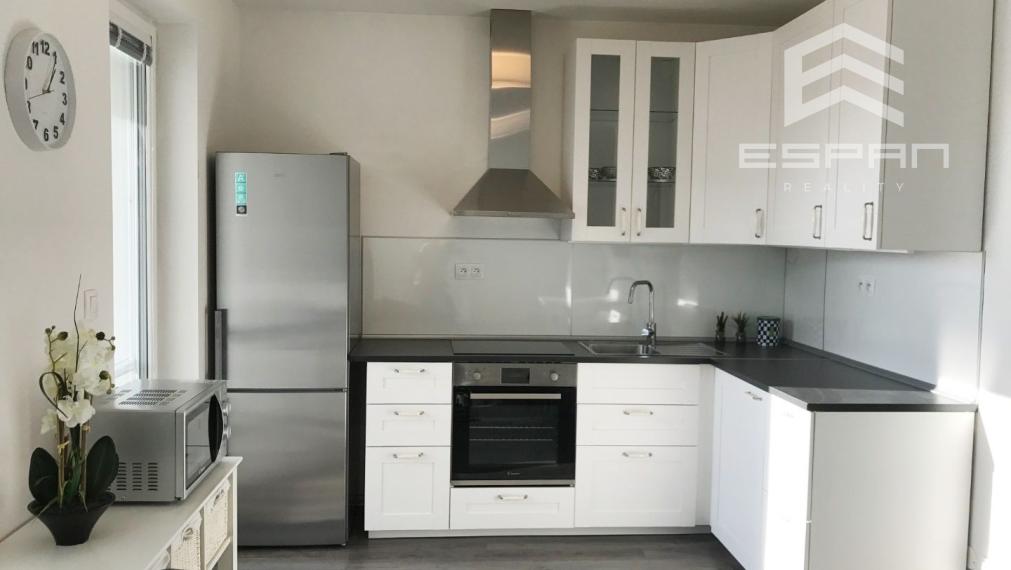 ***PRENÁJOM: Zariadený 1,5 izb. byt s loggiou a vlastným parkovacím státím v Malackách!!