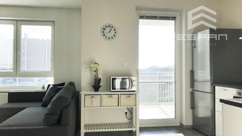 ***PRENÁJOM: Zariadený 1,5 izb. byt s loggiou a vlastným parkovacím státím v Malackách!!