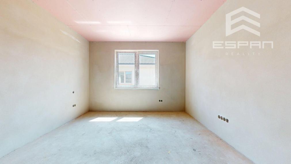 Samostatne stojaci rodinný dom s garážou v obci Láb