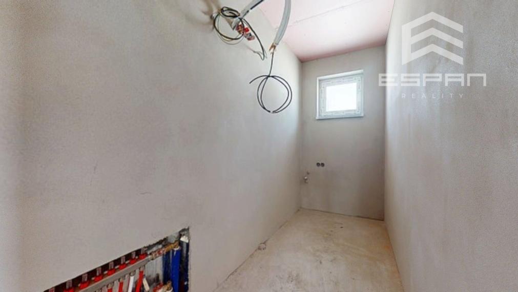 Samostatne stojaci rodinný dom s garážou v obci Láb