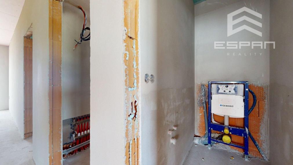 Samostatne stojaci rodinný dom s garážou v obci Láb