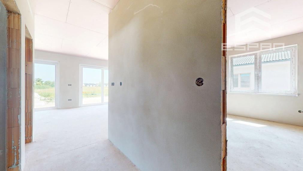 Samostatne stojaci rodinný dom s garážou v obci Láb