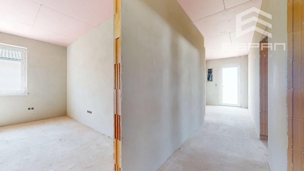 Samostatne stojaci rodinný dom s garážou v obci Láb