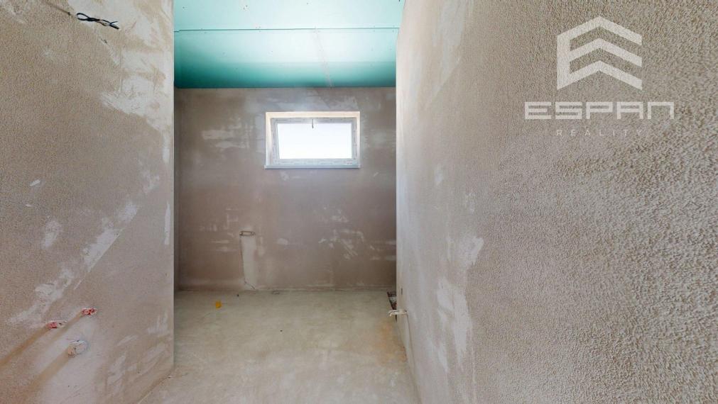 Samostatne stojaci rodinný dom s garážou v obci Láb