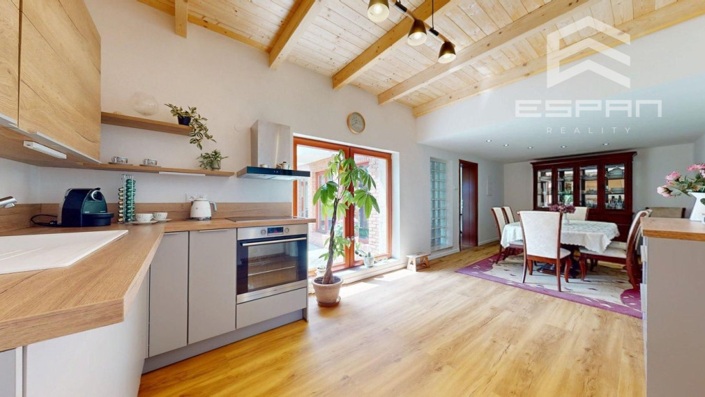 Rodinný dom s charizmou a úžasnou záhradou, vhodný aj pre viacgeneračné bývanie