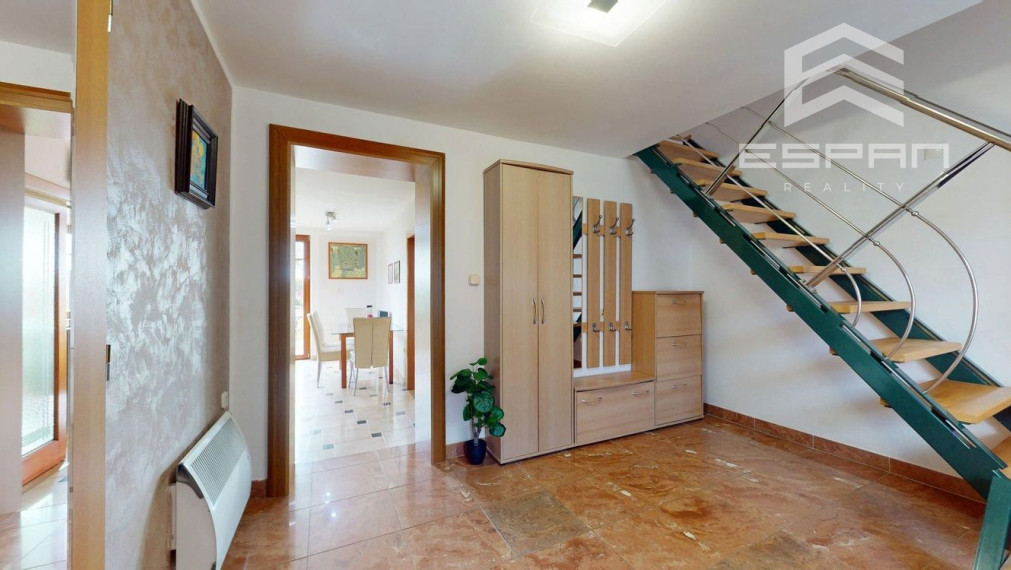 Rodinný dom s charizmou a úžasnou záhradou, vhodný aj pre viacgeneračné bývanie