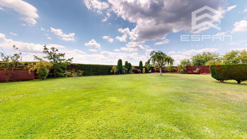 Rodinný dom s charizmou a úžasnou záhradou, vhodný aj pre viacgeneračné bývanie