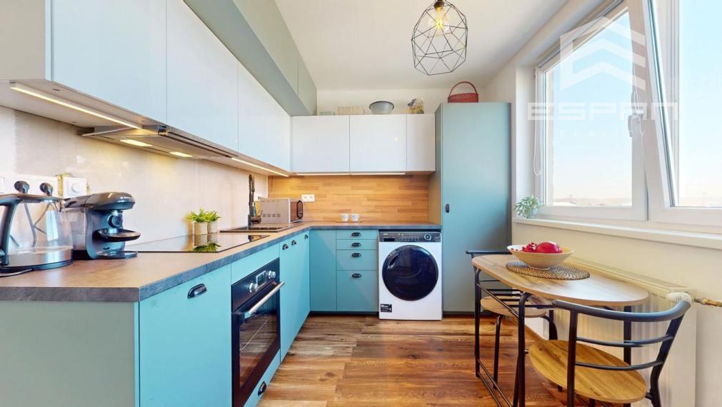 Zrekonštruovaný 3 izb. byt v byt. dome s vlastným dvorom, garážou a pivnicou!