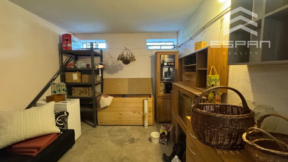 Zrekonštruovaný 3 izb. byt v byt. dome s vlastným dvorom, garážou a pivnicou!