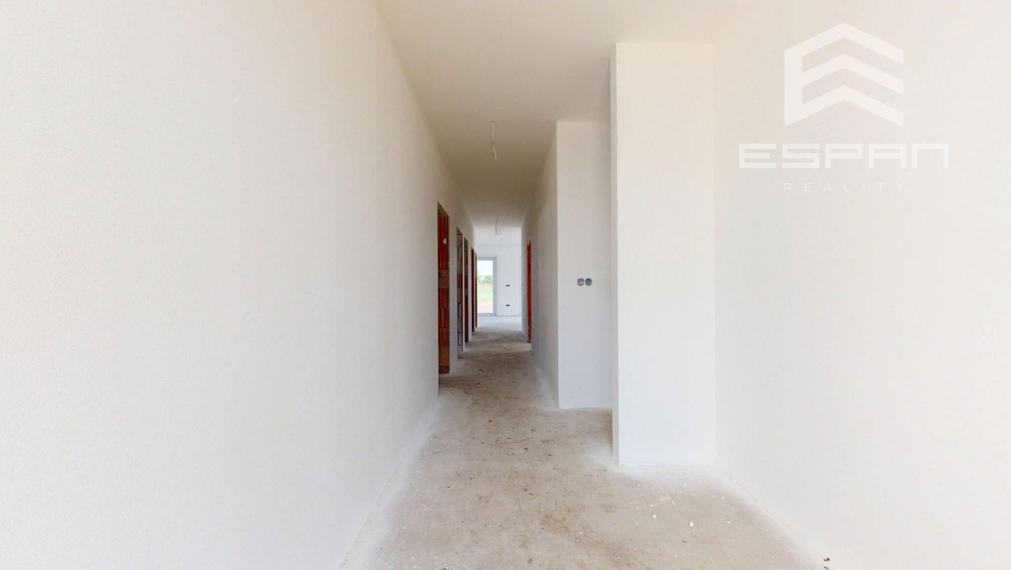 Samostatne stojaci rodinný dom s garážou v obci Láb